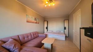 un soggiorno con divano e letto di Magistral Contact Free Apartment with free parking a Tallinn