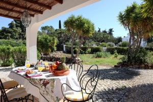 un tavolo con un cesto di frutta su un patio di Villa Laranjal a Mexilhoeira Grande