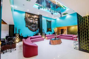 um salão com mobiliário roxo e uma parede azul em HOTEL AVN GRAND em Ranchi