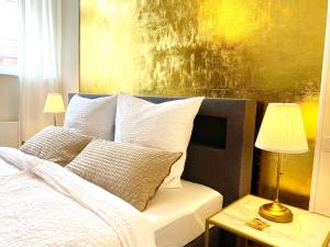 ein Schlafzimmer mit einem Bett mit weißen Kissen und einem Gemälde in der Unterkunft Ferienwohnung König in Brandenburg an der Havel