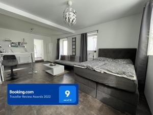 a bedroom with a bed and a desk in it at W1 - Kontaktloser 24h CHECK IN, W-LAN, Netflix, Parkplatz, Küche, Boxspring-Bett in Bückeburg