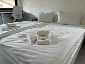 a white bed with towels on top of it at Apartment BERGfamilie - gemütlich ausgestattet, ruhig und familienfreundlich in Schliersee