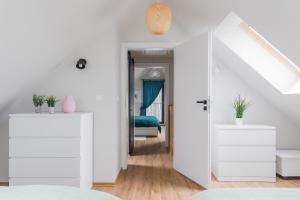Łóżko lub łóżka w pokoju w obiekcie Mazurski Dom nad Jeziorem & Sauna by Downtown Apartments