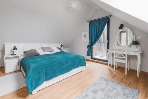 Łóżko lub łóżka w pokoju w obiekcie Mazurski Dom nad Jeziorem & Sauna by Downtown Apartments