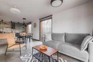 Część wypoczynkowa w obiekcie Mazurski Dom nad Jeziorem & Sauna by Downtown Apartments