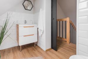 Zdjęcie z galerii obiektu Mazurski Dom nad Jeziorem & Sauna by Downtown Apartments w mieście Tomaszkowo