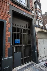 una porta per un edificio con un cartello sopra di Flandres Appart' Hotel par NOCNOC - Schepers a Lille