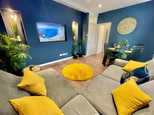 Gallery image of Cozy Two Bedroom - A Stroll from Gardens to Beach - With Parking in Bournemouth