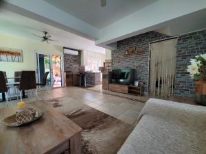 Et tv og/eller underholdning på Villa - Sleeps 6 free parking & heated pool