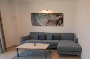 Część wypoczynkowa w obiekcie Luxury apartment Grotta with sea view and swimming pool