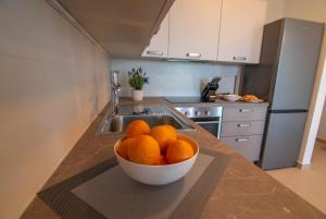 Kuchnia lub aneks kuchenny w obiekcie Luxury apartment Grotta with sea view and swimming pool