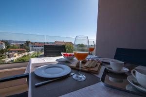 Napoje w obiekcie Luxury apartment Grotta with sea view and swimming pool