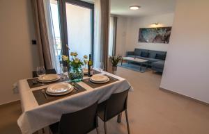 Część wypoczynkowa w obiekcie Luxury apartment Grotta with sea view and swimming pool