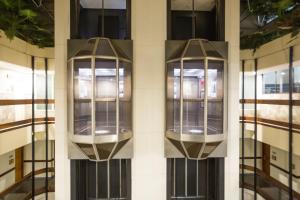 deux ascenseurs en verre situés sur le côté d'un bâtiment dans l'établissement Slaviero Londrina Flat, à Londrina