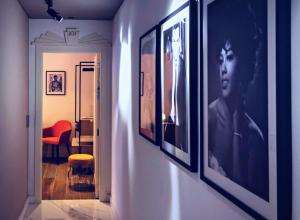 un pasillo con fotos enmarcadas de una mujer en una pared en Cinematique en Mosta