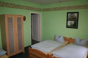 2 camas en una habitación con paredes verdes en Tauchbasis Stechlin en Stechlin