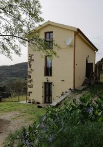 una casa en medio de un patio en FERULA romantica mansarda tra fiumi e montagne Sardegna, en Seùlo