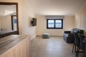 アギオス・ゲオルギオス・パゴンにあるBlue Heaven Apartmentsのソファとテーブルのあるリビングルーム