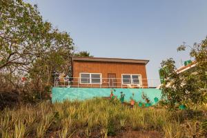 NandgaonにあるSaffronStays Sunglade, Kashid - ocean-view villa near Kashid Beachのギャラリーの写真