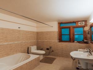 Ванная комната в SaffronStays Sunglade, Kashid - ocean-view villa near Kashid Beach