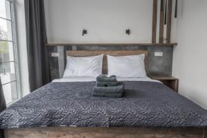 uma cama com uma pilha de toalhas em Veltlin Bed & Wine em Valtice