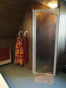 - une porte coulissante en verre dans une chambre dans l'établissement Green vagon, farm b&b rooms for rent, à Hjørring