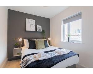 1 dormitorio con 1 cama grande y ventana en Central Belfast Apartments Camden Street, en Belfast