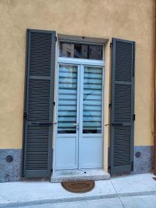 una porta con persiane sul lato di un edificio di La Volta a Como