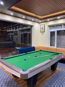 a living room with a pool table in a room at Villa Đường Mây in Tam Ðảo
