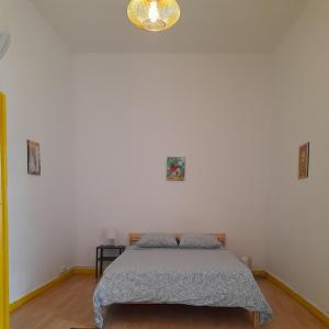 een slaapkamer met een bed in een witte kamer bij Historical da Matriz in Loulé