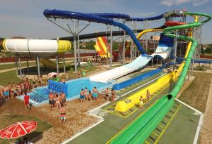 a group of people at a water park at Hungarospa Thermal Hotel in Hajdúszoboszló