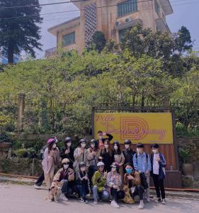 um grupo de pessoas posando para uma foto em frente a um edifício em Villa Đường Mây em Tam Dao