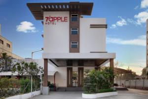 巴罗达7 Apple Hotel, Vadodara的酒店建筑侧面有招牌