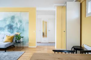 sala de estar con paredes amarillas y sofá en 2 Bedroom apartment with free parking, en Kuopio