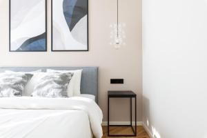 um quarto com uma cama e três fotografias na parede em Hilltop Apartments - Wilmsi Villa em Talin