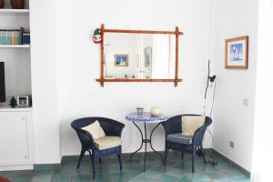 una mesa en una habitación con 2 sillas y un espejo en Amazing Villa seafront on Circeo Mountain, en San Felice Circeo