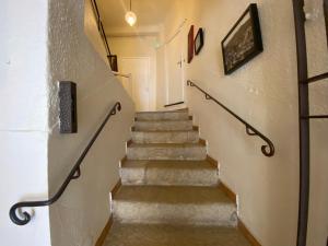- un escalier dans un bâtiment avec un escalier dans l'établissement Le Vieux Château, à Aiguines
