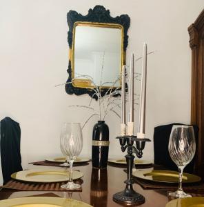 a dining room table with a mirror on the wall at Apartamento en el centro de Ribeira con parking incluído in Ribeira