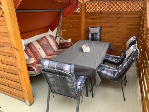 a dining table and chairs in a tent at Ferienwohnung Blume in Schwielowsee