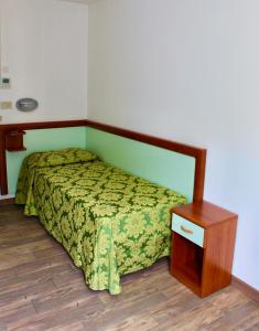 sypialnia z łóżkiem i szafką nocną w obiekcie Hotel Cristina w Grado +37 zdjęć