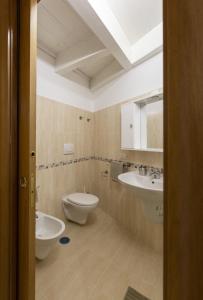 un baño con inodoro y lavabo en Natiolum la casa vacanze a Giovinazzo, en Giovinazzo 7 fotos más