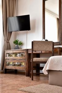 A television and/or entertainment centre at Family Hotel Apolonia