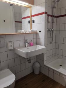 La salle de bains est pourvue d'un lavabo, d'une douche et de toilettes. dans l'établissement ACRON Hotel Wittenberg, à Wittemberg