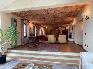 a living room with a wooden ceiling at Cadgal - Tenuta La Cova in Calamandrana