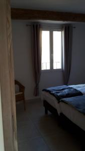 Tempat tidur dalam kamar di Le Mas des Meras - Gite Côté mas