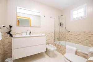 łazienka z umywalką, toaletą i prysznicem w obiekcie Luxury Penthouse: The Beacon at Punta de la Mona w Almuñécar +37 zdjęć