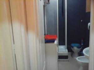 Vonios kambarys apgyvendinimo įstaigoje B&B NEAR METRO' CENTRAL LINE - Only wc in the rooms 15 Minutes to Termini Station 20 to Spagna square - In the Night Bus