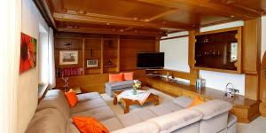 ein Wohnzimmer mit einem Sofa und einem TV in der Unterkunft Ferienwohnung Elisa in Schruns-Tschagguns