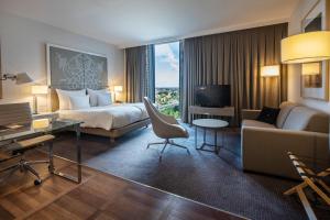 une chambre d'hôtel avec un lit et un canapé dans l'établissement Clarion Hotel Copenhagen Airport, à Copenhague
