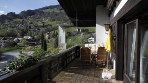 balkon ze stołem i krzesłami w obiekcie Ferienwohnung Elisa w mieście Schruns